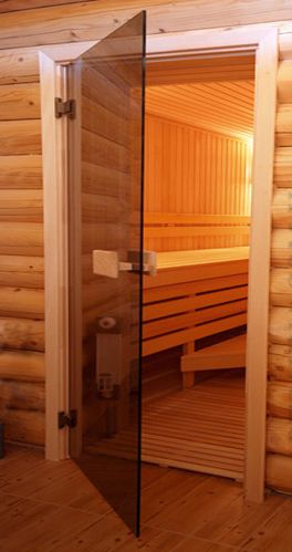 Двери для бани из современных материалов: стеклянная дверь с ручкой из дерева